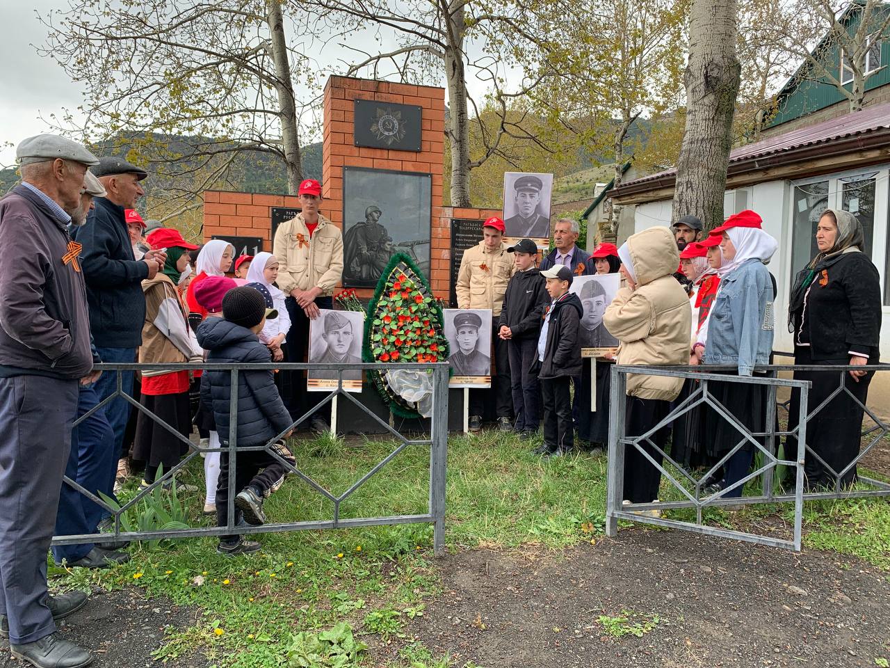 Возложение венка и цветов у памятника, не вернувшимся воинам-землякам.